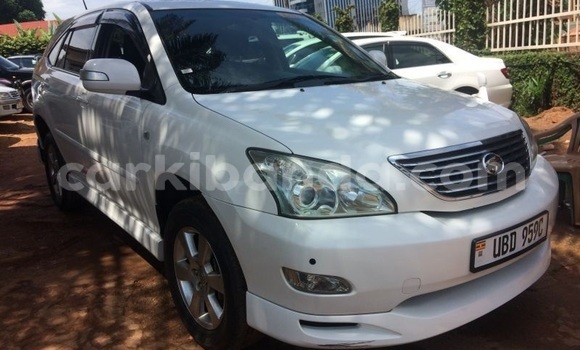 Gura Yakoze Toyota Harrier White Imodoka i Kampala mu Uganda