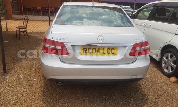 Acheter Import Voiture Mercedes‒Benz E–Class Gris à Kampala, Ouganda