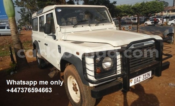 Gura Yakoze Land Rover Defender White Imodoka i Kampala mu Uganda Gura Yakoze Land Rover Defender White Imodoka i Kampala mu Uganda