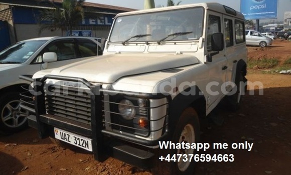 Gura Yakoze Land Rover Defender White Imodoka i Kampala mu Uganda Gura Yakoze Land Rover Defender White Imodoka i Kampala mu Uganda