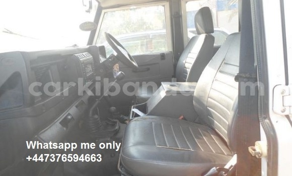 Gura Yakoze Land Rover Defender White Imodoka i Kampala mu Uganda Gura Yakoze Land Rover Defender White Imodoka i Kampala mu Uganda