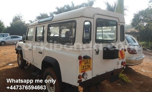 Gura Yakoze Land Rover Defender White Imodoka i Kampala mu Uganda Gura Yakoze Land Rover Defender White Imodoka i Kampala mu Uganda