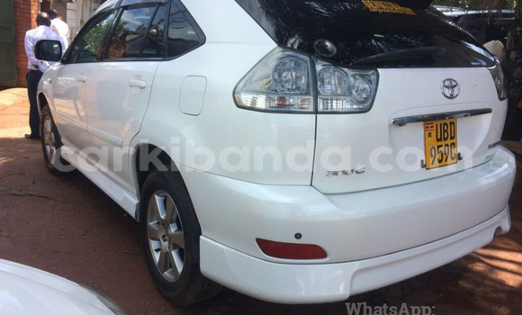 Gura Yakoze Toyota Harrier White Imodoka i Kampala mu Uganda Gura Yakoze Toyota Harrier White Imodoka i Kampala mu Uganda