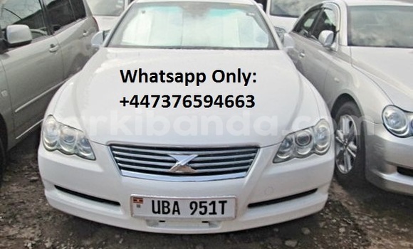 Gura Yakoze Toyota Mark X White Imodoka i Kampala mu Uganda