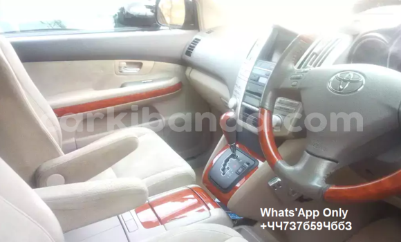 Gura Yakoze Toyota Harrier Black Imodoka i Kampala mu Uganda Gura Yakoze Toyota Harrier Black Imodoka i Kampala mu Uganda