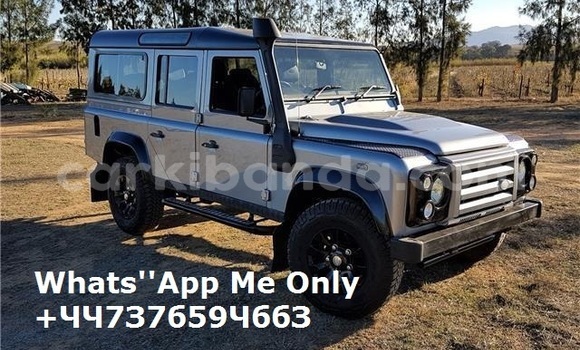Gura Yakoze Land Rover Defender Silver Imodoka i Kampala mu Uganda Gura Yakoze Land Rover Defender Silver Imodoka i Kampala mu Uganda