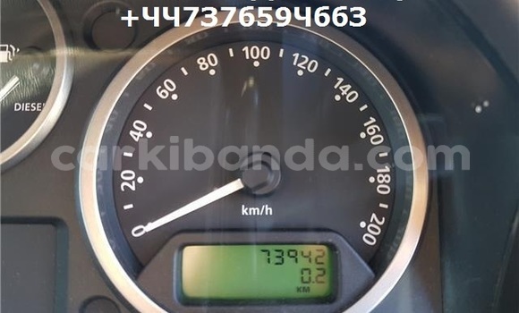 Gura Yakoze Land Rover Defender Silver Imodoka i Kampala mu Uganda Gura Yakoze Land Rover Defender Silver Imodoka i Kampala mu Uganda