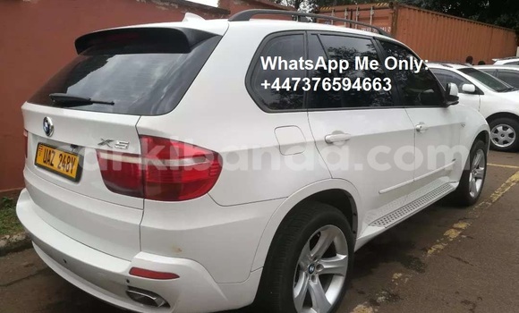 Gura Yakoze BMW X5 White Imodoka i Kampala mu Uganda Gura Yakoze BMW X5 White Imodoka i Kampala mu Uganda