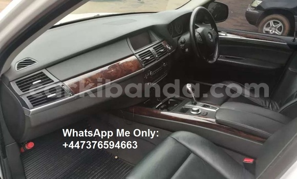 Gura Yakoze BMW X5 White Imodoka i Kampala mu Uganda Gura Yakoze BMW X5 White Imodoka i Kampala mu Uganda