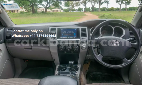 Gura Yakoze Toyota Hilux Black Imodoka i Kampala mu Uganda Gura Yakoze Toyota Hilux Black Imodoka i Kampala mu Uganda