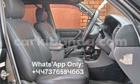 Gura Yakoze Toyota Land Cruiser Silver Imodoka i Kampala mu Uganda Gura Yakoze Toyota Land Cruiser Silver Imodoka i Kampala mu Uganda