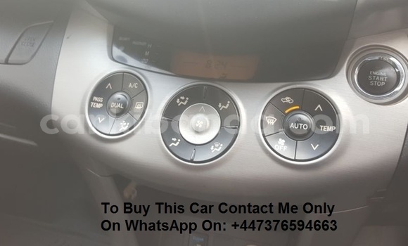 Gura Yakoze Toyota RAV4 Blue Imodoka i Kampala mu Uganda Gura Yakoze Toyota RAV4 Blue Imodoka i Kampala mu Uganda