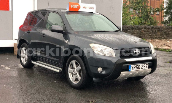 Nunua Ilio tumika Toyota RAV4 Nyeusi Gari ndani ya Kampala nchini Uganda