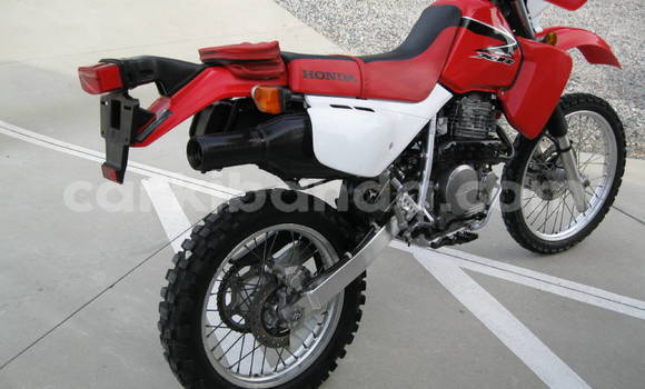 Gura Yakoze Yamaha YFZ Red Bike i Kampala mu Uganda Gura Yakoze Yamaha YFZ Red Bike i Kampala mu Uganda