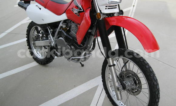 Gura Yakoze Yamaha YFZ Red Bike i Kampala mu Uganda Gura Yakoze Yamaha YFZ Red Bike i Kampala mu Uganda