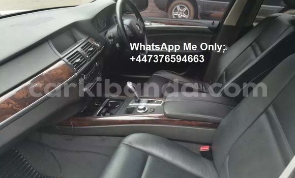 Gura Yakoze BMW X5 White Imodoka i Kampala mu Uganda Gura Yakoze BMW X5 White Imodoka i Kampala mu Uganda