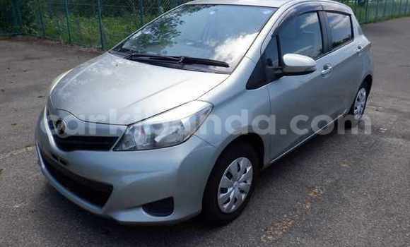 Acheter Occasion Voiture Toyota Vitz Gris à Kampala, Ouganda