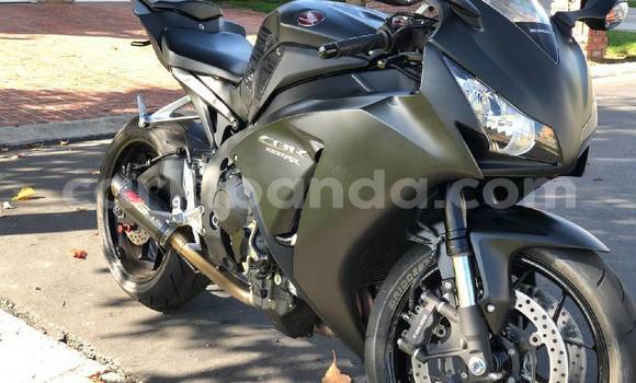 Gura Yakoze Honda CBR 1000 RR Black Bike i Kampala mu Uganda Gura Yakoze Honda CBR 1000 RR Black Bike i Kampala mu Uganda