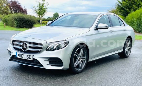 Gura Yakoze Mercedes‒Benz C–Class Beige Imodoka i Kampala mu Uganda