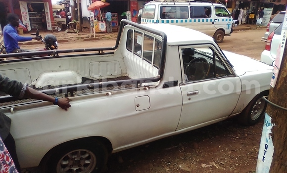 Nunua Ilio tumika Nissan UD Nyeupe Lori ndani ya Jinja nchini Uganda Nunua Ilio tumika Nissan UD Nyeupe Lori ndani ya Jinja nchini Uganda