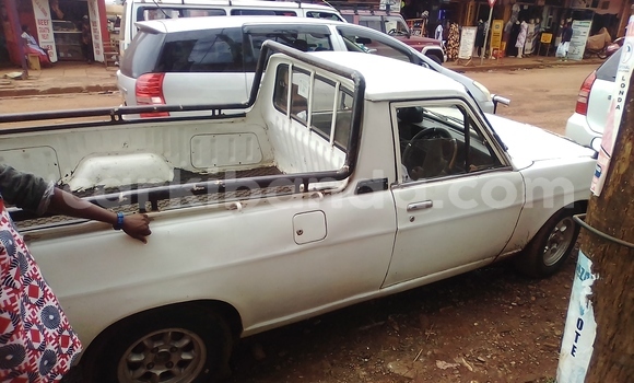 Nunua Ilio tumika Nissan UD Nyeupe Lori ndani ya Jinja nchini Uganda Nunua Ilio tumika Nissan UD Nyeupe Lori ndani ya Jinja nchini Uganda