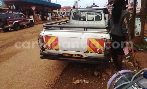 Nunua Ilio tumika Nissan UD Nyeupe Lori ndani ya Jinja nchini Uganda Nunua Ilio tumika Nissan UD Nyeupe Lori ndani ya Jinja nchini Uganda