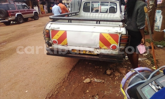 Nunua Ilio tumika Nissan UD Nyeupe Lori ndani ya Jinja nchini Uganda Nunua Ilio tumika Nissan UD Nyeupe Lori ndani ya Jinja nchini Uganda