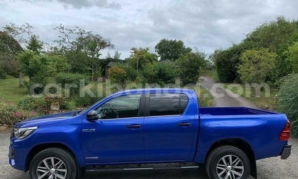 Gura Yakoze Toyota Hilux Blue Imodoka i Kampala mu Uganda