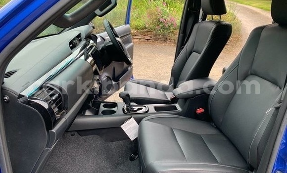 Gura Yakoze Toyota Hilux Blue Imodoka i Kampala mu Uganda Gura Yakoze Toyota Hilux Blue Imodoka i Kampala mu Uganda