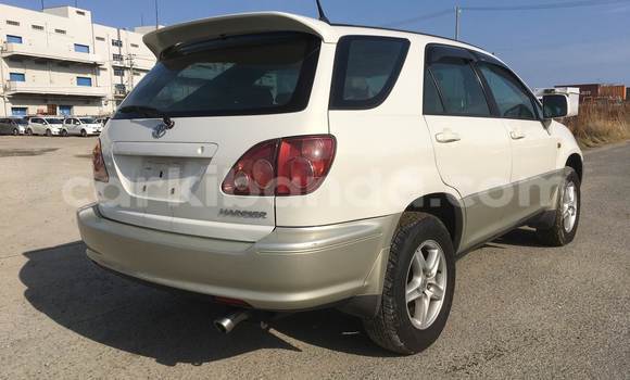 Gura Yakoze Toyota Harrier White Imodoka i Kampala mu Uganda Gura Yakoze Toyota Harrier White Imodoka i Kampala mu Uganda