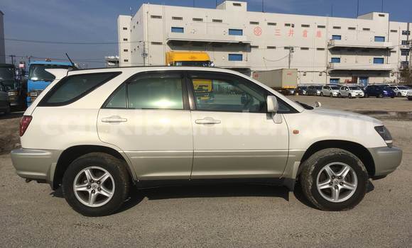 Gura Yakoze Toyota Harrier White Imodoka i Kampala mu Uganda Gura Yakoze Toyota Harrier White Imodoka i Kampala mu Uganda