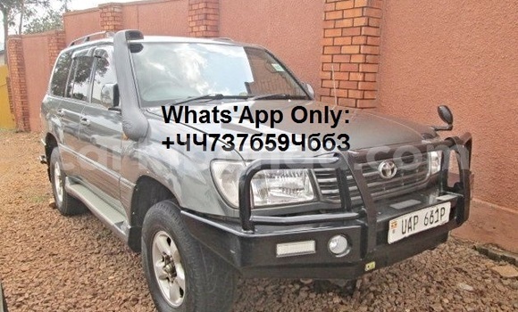 Gura Yakoze Toyota Land Cruiser Silver Imodoka i Kampala mu Uganda