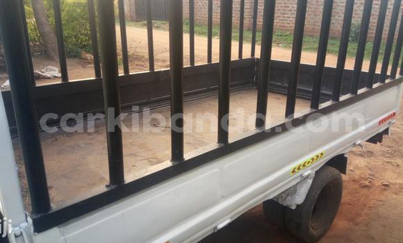 Nunua Ilio tumika Nissan Evalia Nyeupe Lori ndani ya Kampala nchini Uganda Nunua Ilio tumika Nissan Evalia Nyeupe Lori ndani ya Kampala nchini Uganda