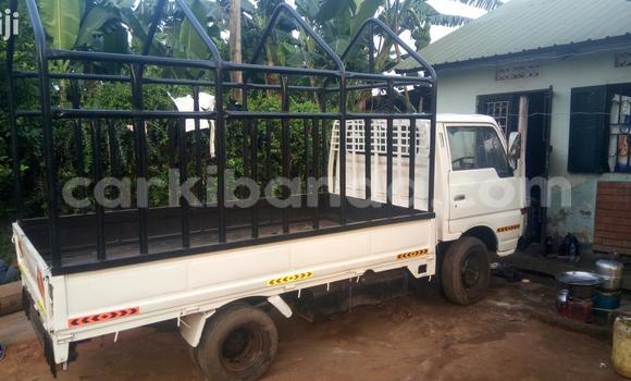 Nunua Ilio tumika Nissan Evalia Nyeupe Lori ndani ya Kampala nchini Uganda Nunua Ilio tumika Nissan Evalia Nyeupe Lori ndani ya Kampala nchini Uganda