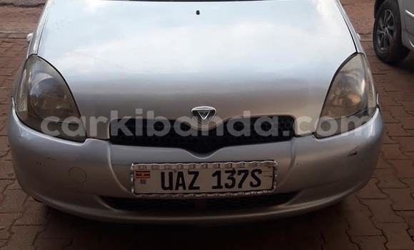 Acheter Occasion Voiture Toyota Vitz Gris à Kampala, Ouganda
