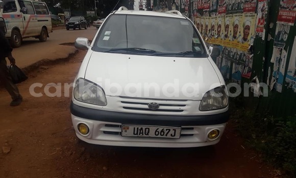 Gura Yakoze Toyota Raum White Imodoka i Kampala mu Uganda