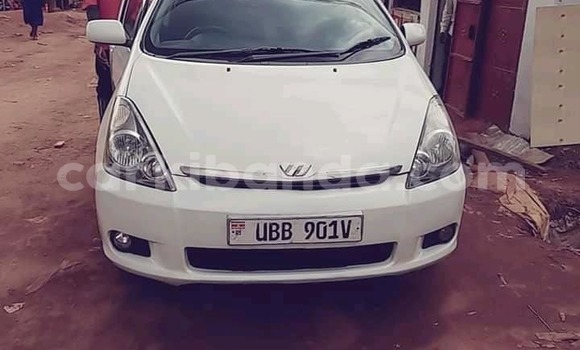Nunua Ilio tumika Toyota Wish Nyeupe Gari ndani ya Kampala nchini Uganda
