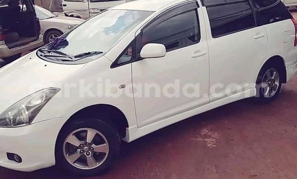Gura Yakoze Toyota Wish White Imodoka i Kampala mu Uganda Gura Yakoze Toyota Wish White Imodoka i Kampala mu Uganda