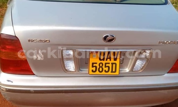 Gura Yakoze Toyota Progress Silver Imodoka i Kampala mu Uganda Gura Yakoze Toyota Progress Silver Imodoka i Kampala mu Uganda