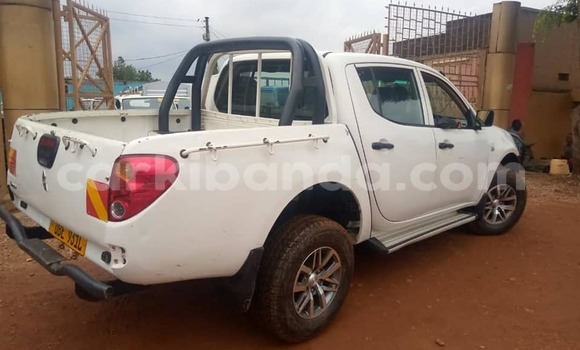 Nunua Ilio tumika Mitsubishi L200 Nyeupe Gari ndani ya Kampala nchini Uganda Nunua Ilio tumika Mitsubishi L200 Nyeupe Gari ndani ya Kampala nchini Uganda
