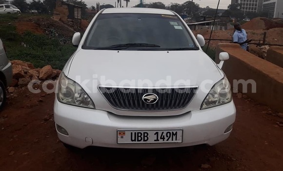 Gura Yakoze Toyota Harrier White Imodoka i Kampala mu Uganda Gura Yakoze Toyota Harrier White Imodoka i Kampala mu Uganda