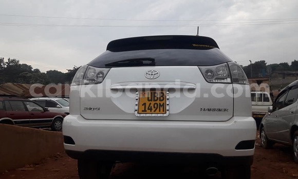 Gura Yakoze Toyota Harrier White Imodoka i Kampala mu Uganda Gura Yakoze Toyota Harrier White Imodoka i Kampala mu Uganda