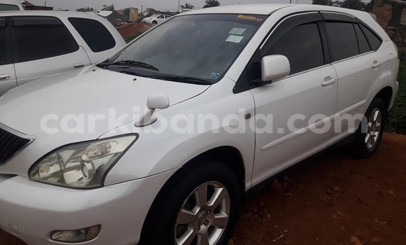 Gura Yakoze Toyota Harrier White Imodoka i Kampala mu Uganda Gura Yakoze Toyota Harrier White Imodoka i Kampala mu Uganda