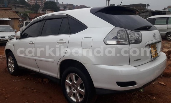 Gura Yakoze Toyota Harrier White Imodoka i Kampala mu Uganda Gura Yakoze Toyota Harrier White Imodoka i Kampala mu Uganda