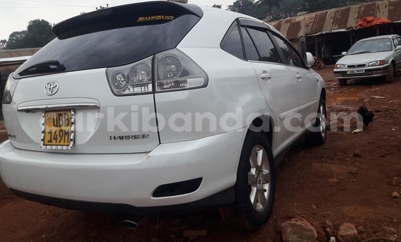 Gura Yakoze Toyota Harrier White Imodoka i Kampala mu Uganda Gura Yakoze Toyota Harrier White Imodoka i Kampala mu Uganda