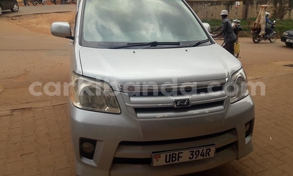 Gura Yakoze Toyota Noah Silver Imodoka i Kampala mu Uganda