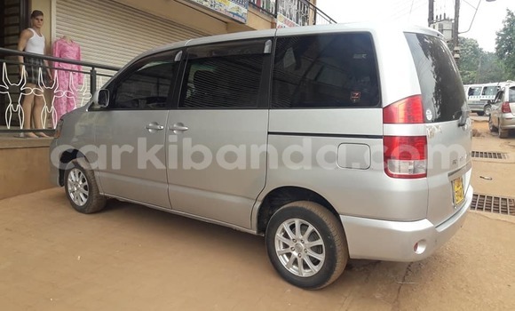 Gura Yakoze Toyota Noah Silver Imodoka i Kampala mu Uganda Gura Yakoze Toyota Noah Silver Imodoka i Kampala mu Uganda