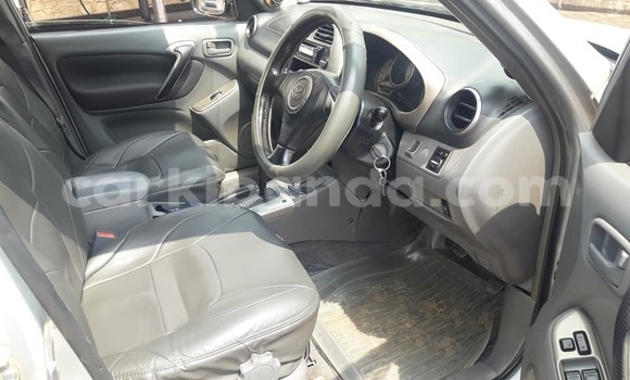 Gura Yakoze Toyota RAV4 Silver Imodoka i Kampala mu Uganda Gura Yakoze Toyota RAV4 Silver Imodoka i Kampala mu Uganda