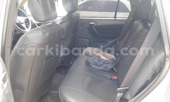 Gura Yakoze Toyota RAV4 Silver Imodoka i Kampala mu Uganda Gura Yakoze Toyota RAV4 Silver Imodoka i Kampala mu Uganda
