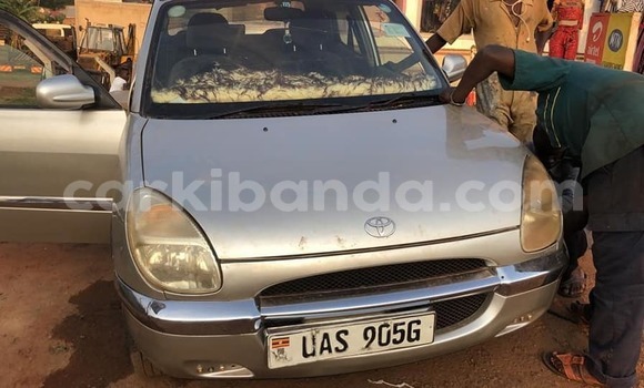 Gura Yakoze Toyota Duet Silver Imodoka i Kampala mu Uganda Gura Yakoze Toyota Duet Silver Imodoka i Kampala mu Uganda